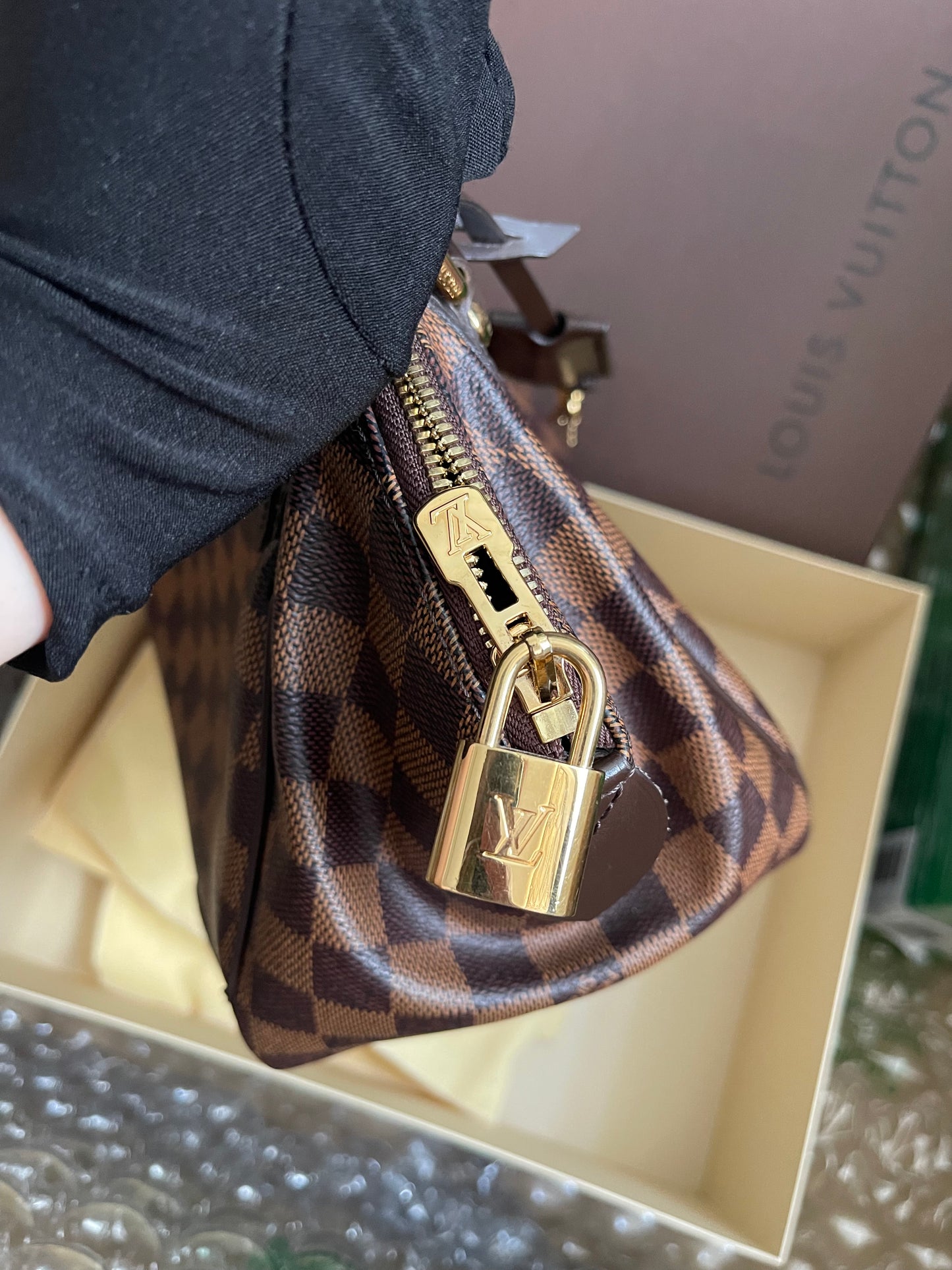 Preloved Louis Vuitton Pre-Owned
2012 Verona PM shoulder bag w/provided strap