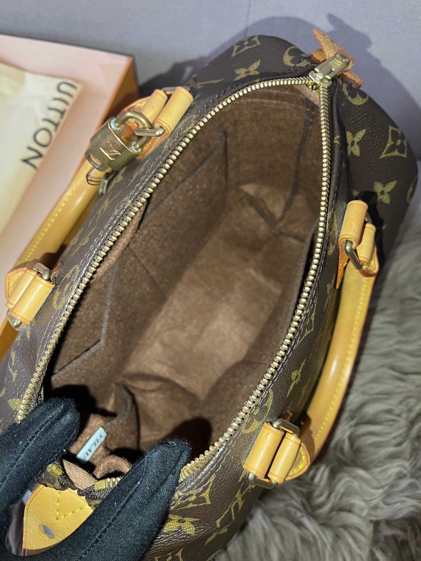 Preloved Authentic Louis Vuitton Speedy 25