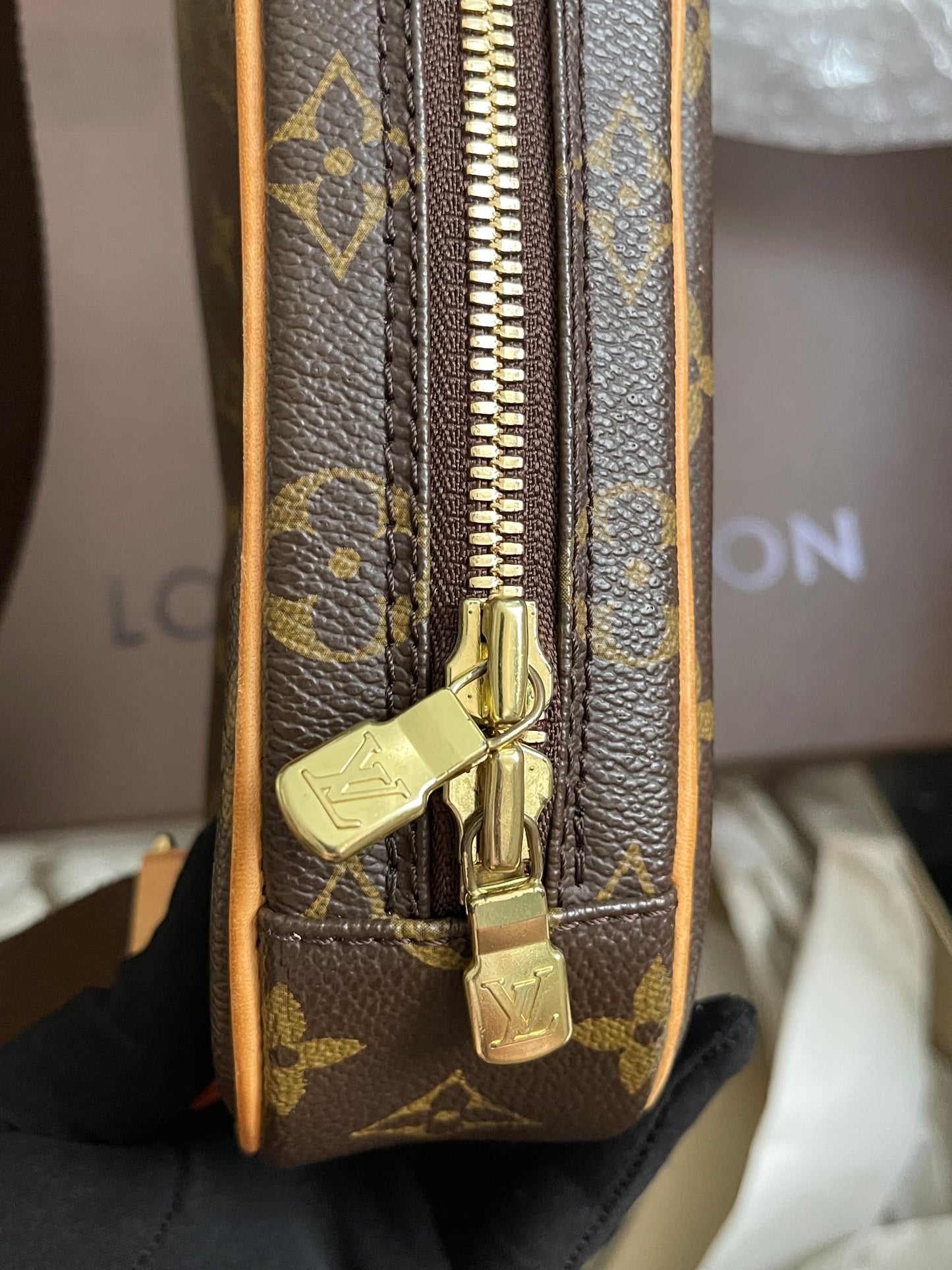 Preloved Louis Vuitton Pre-Owned
2004 Pochette Gange belt bag