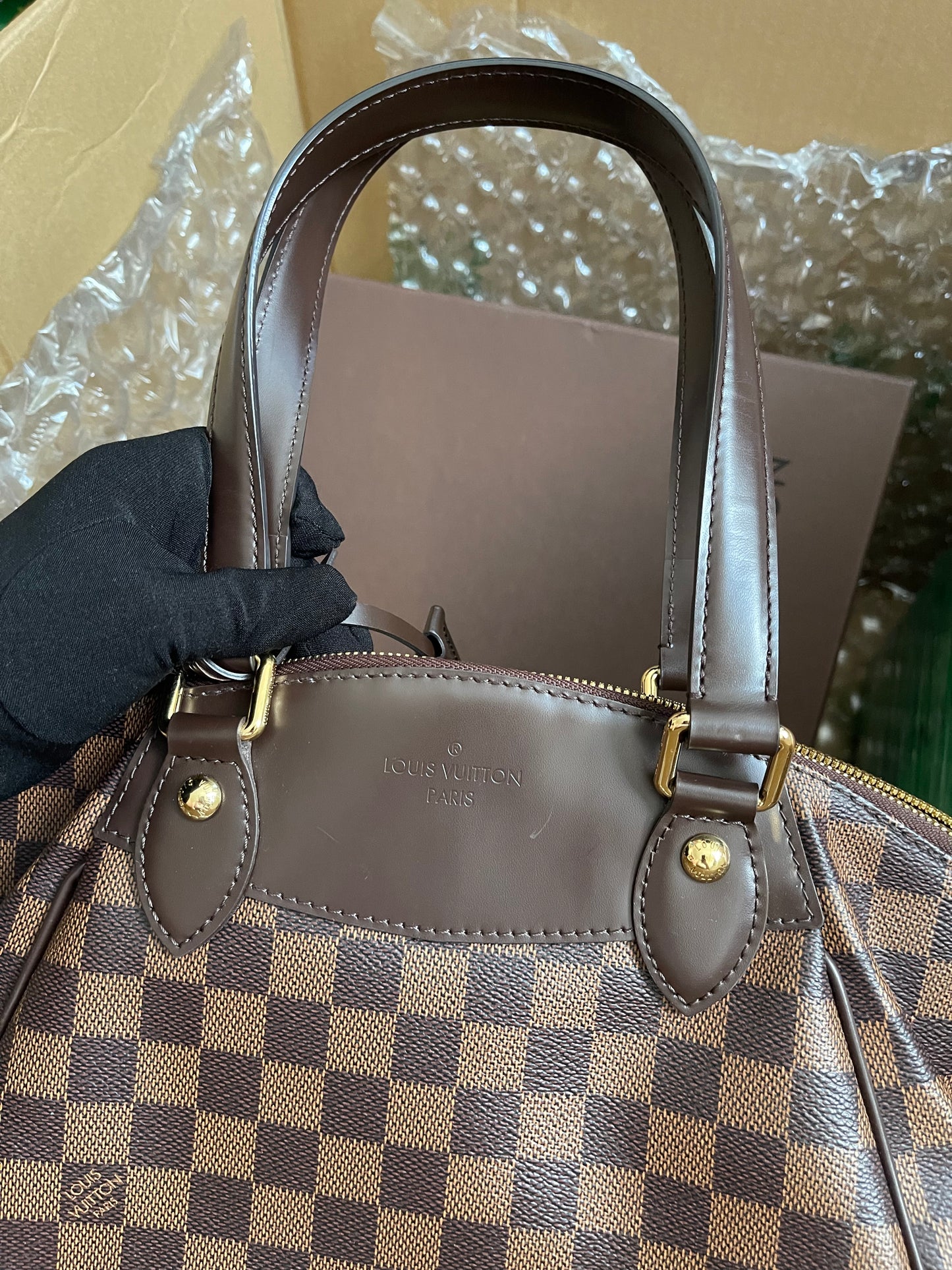 Preloved Louis Vuitton Pre-Owned
2012 Verona PM shoulder bag w/provided strap