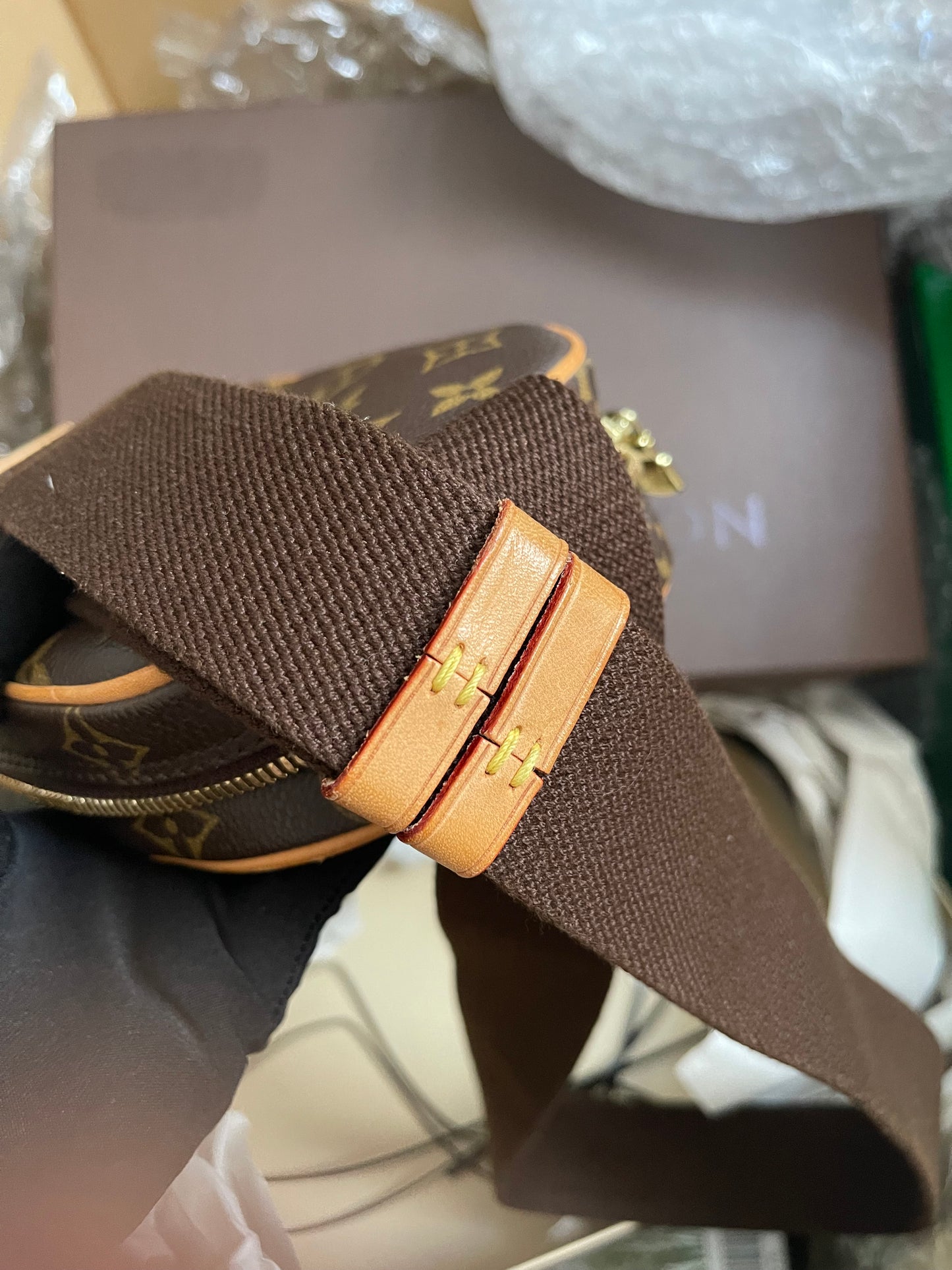 Preloved Louis Vuitton Pre-Owned
2004 Pochette Gange belt bag