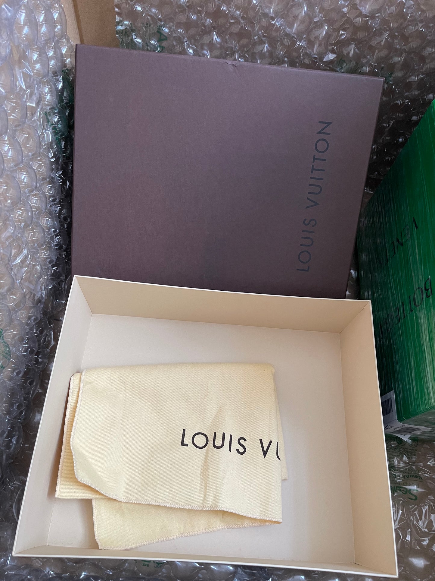 Preloved Louis Vuitton Pre-Owned
2012 Verona PM shoulder bag w/provided strap