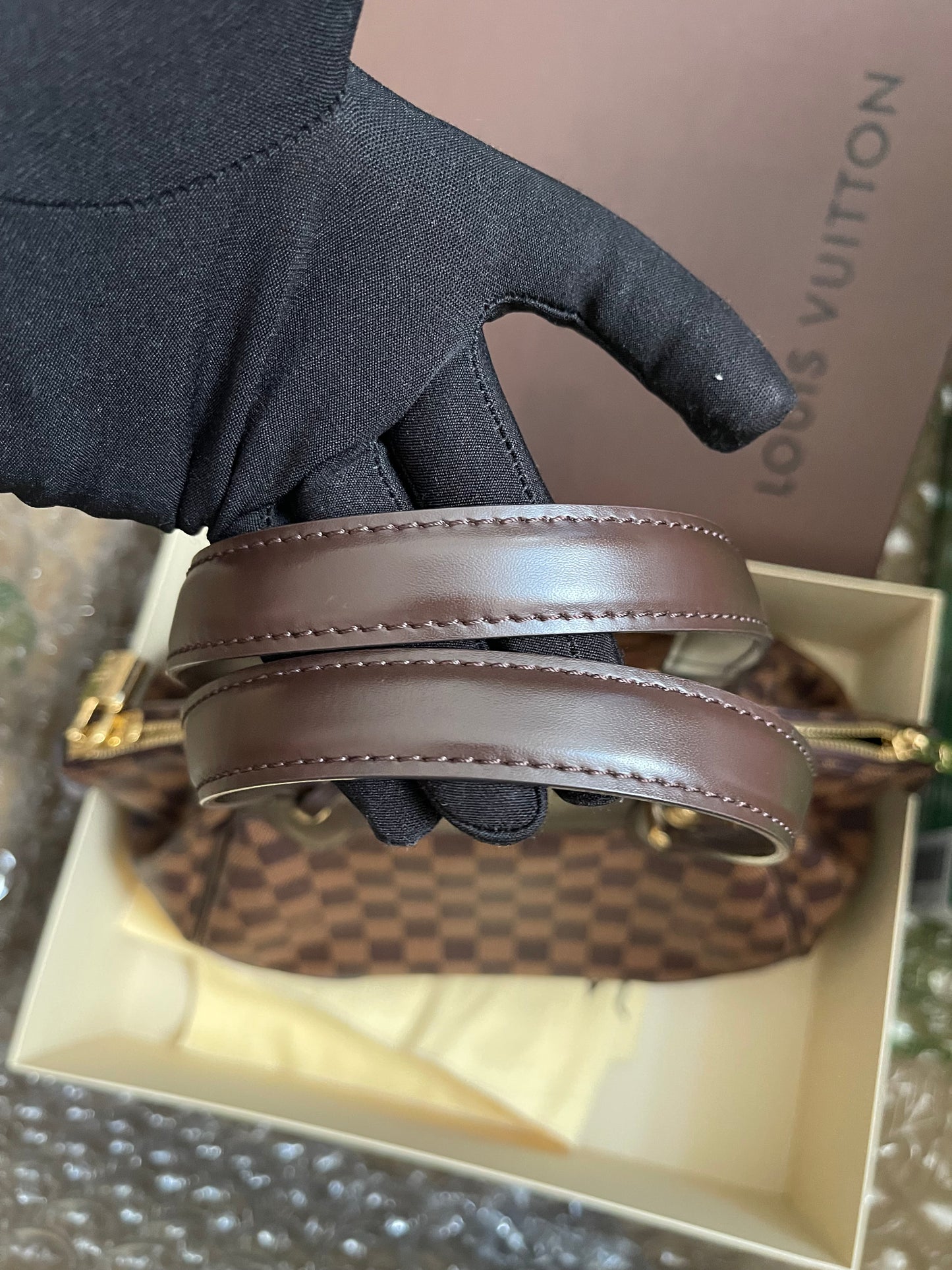 Preloved Louis Vuitton Pre-Owned
2012 Verona PM shoulder bag w/provided strap