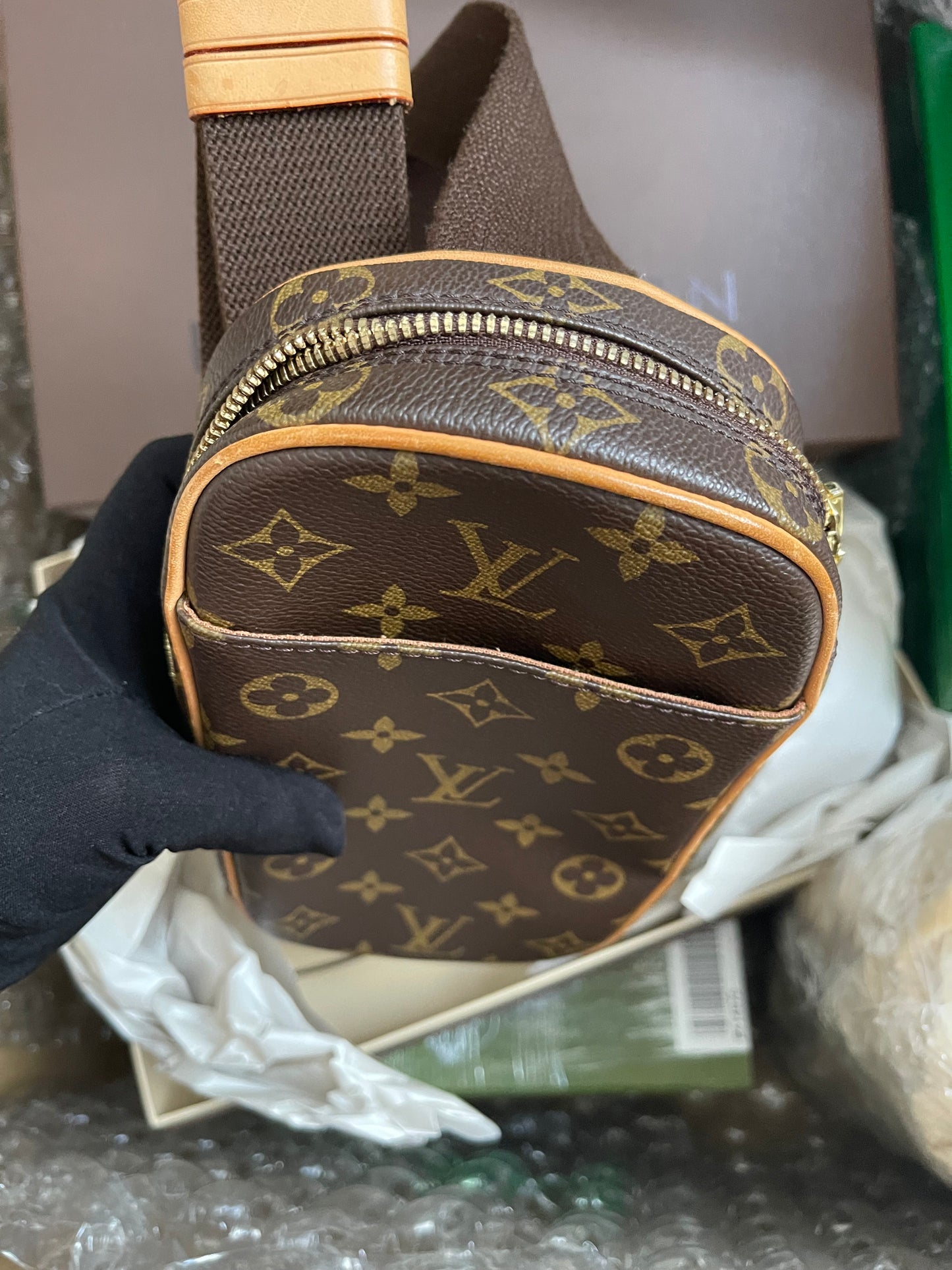 Preloved Louis Vuitton Pre-Owned
2004 Pochette Gange belt bag