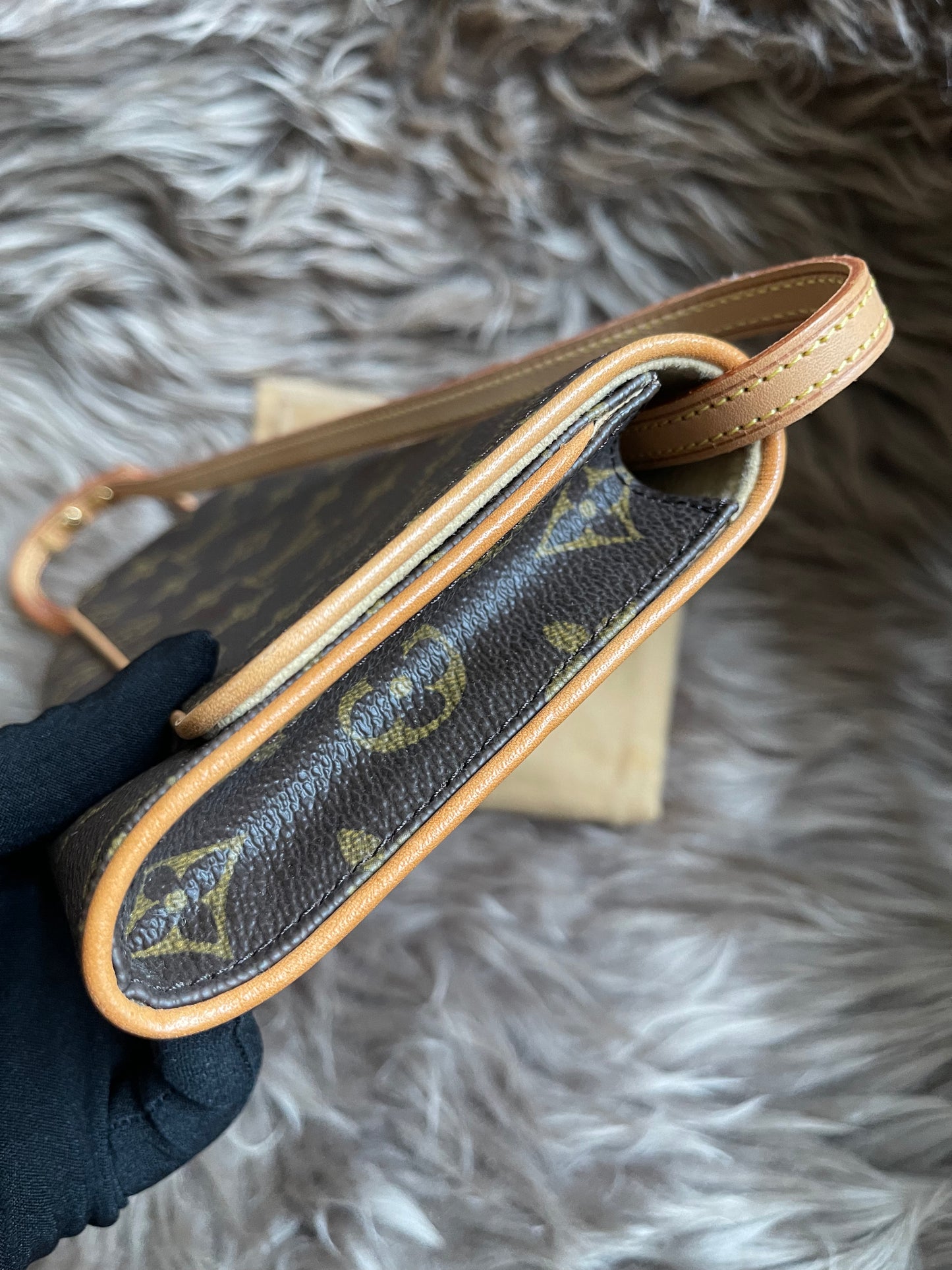Preloved Louis Vuitton Pochette Twin GM in Monogram canvas