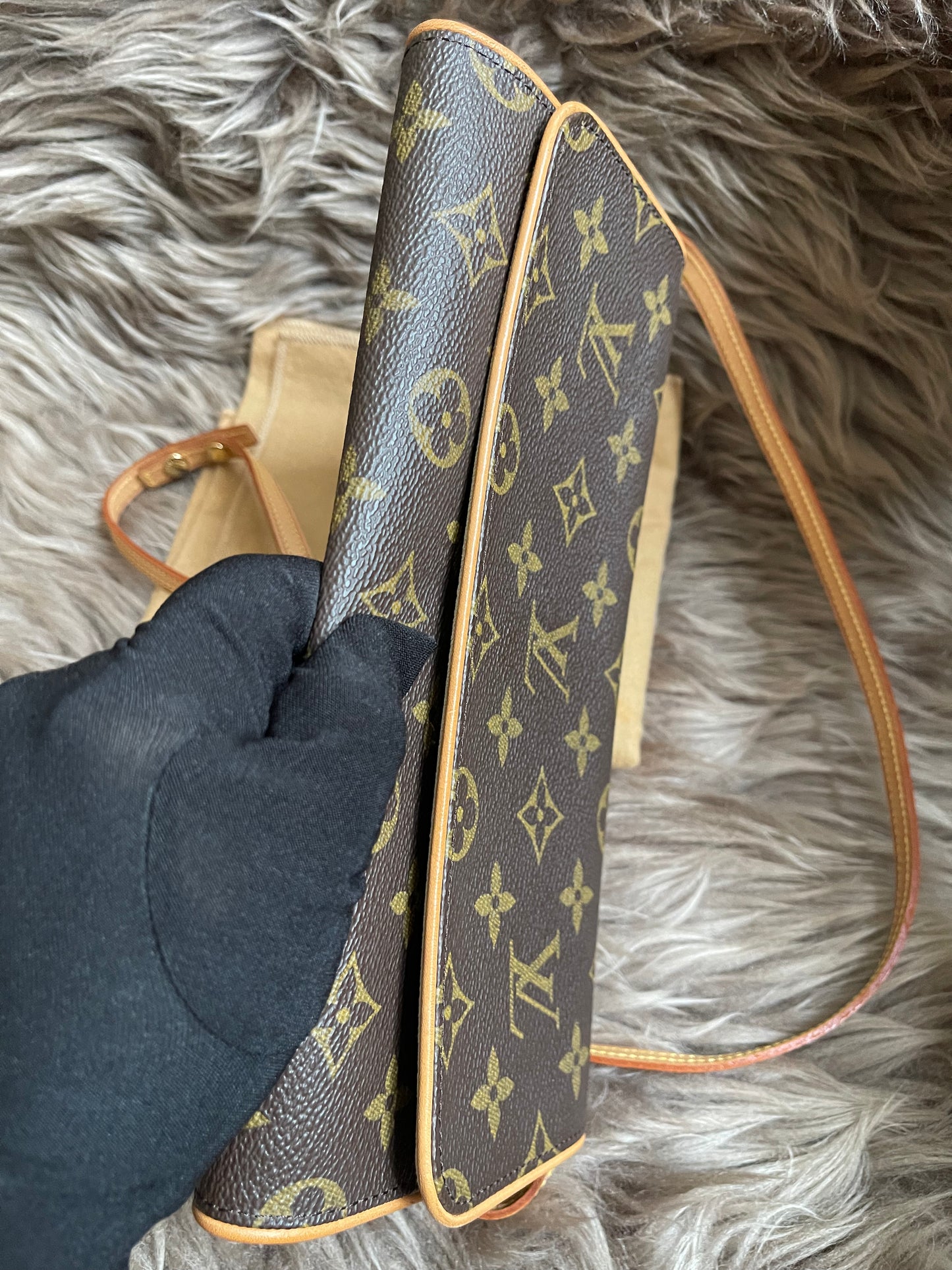 Preloved Louis Vuitton Pochette Twin GM in Monogram canvas