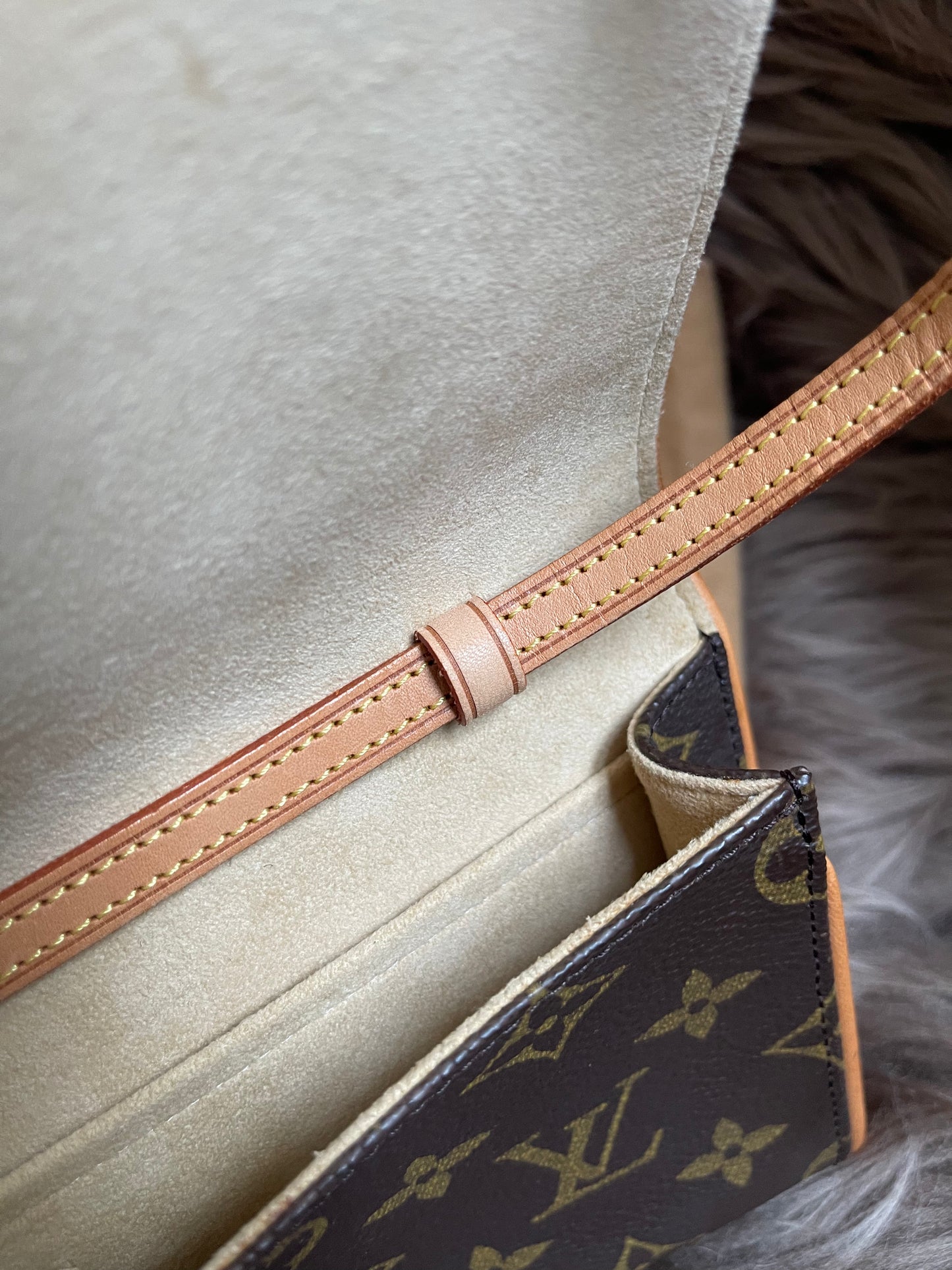 Preloved Louis Vuitton Pochette Twin GM in Monogram canvas