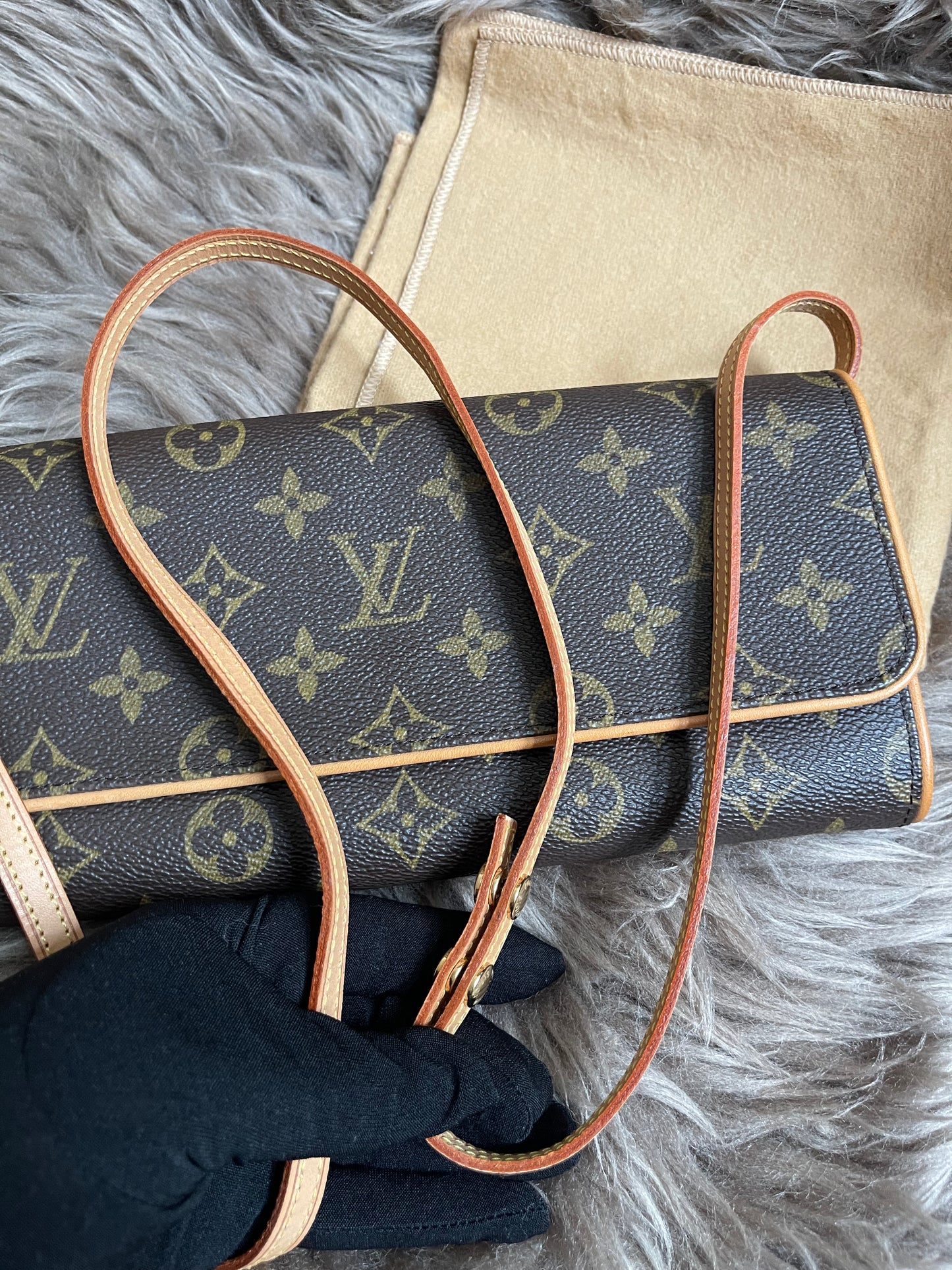 Preloved Louis Vuitton Pochette Twin GM in Monogram canvas