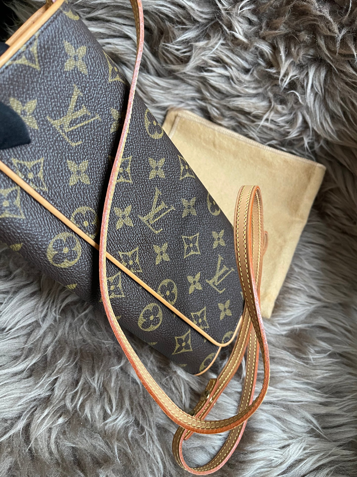 Preloved Louis Vuitton Pochette Twin GM in Monogram canvas