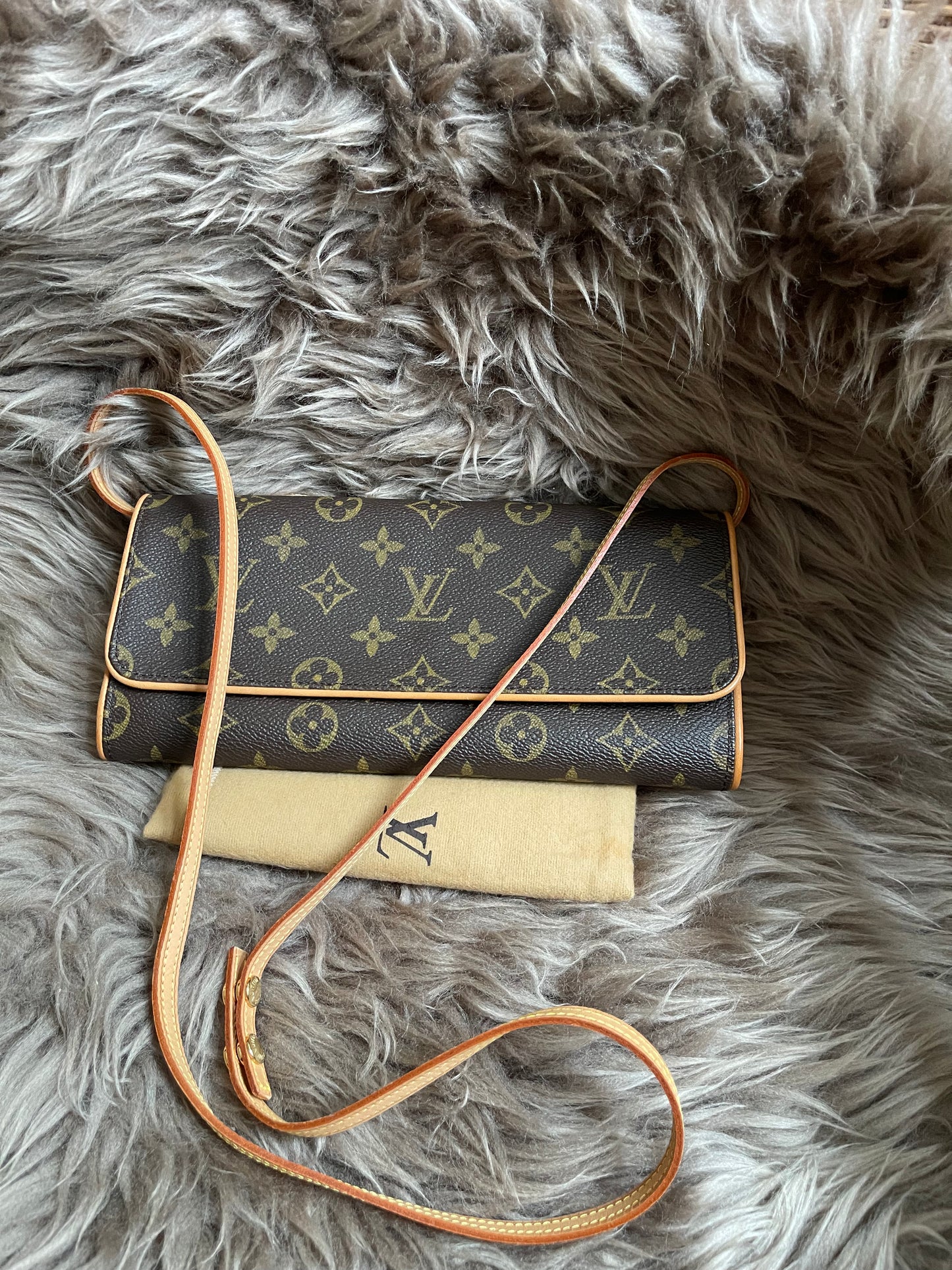 Preloved Louis Vuitton Pochette Twin GM in Monogram canvas