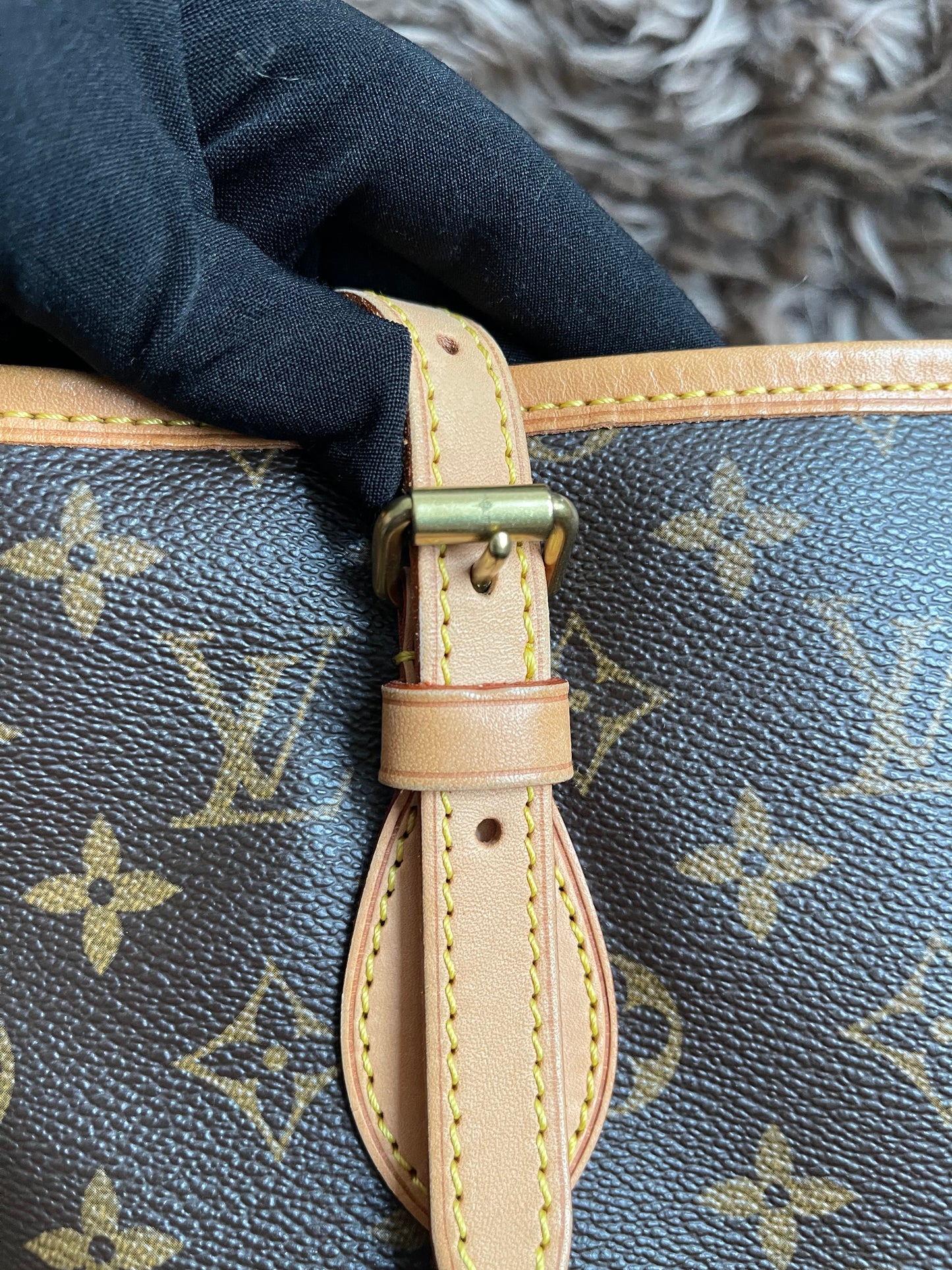 Preloved Louis Vuitton Petit Bucket Bag w/pouch