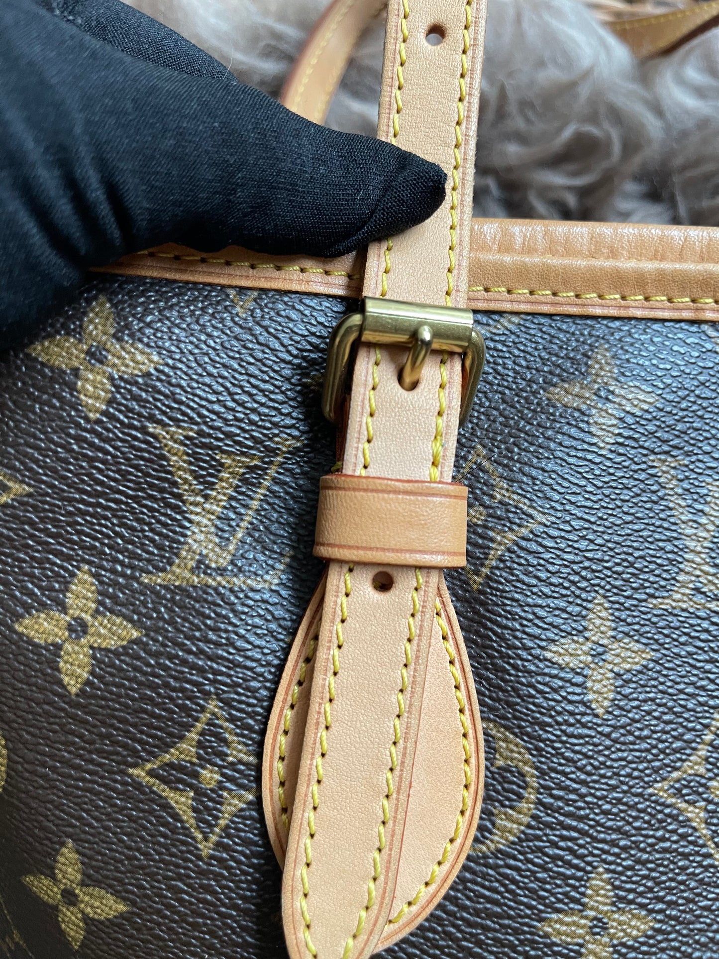 Preloved Louis Vuitton Petit Bucket Bag w/pouch