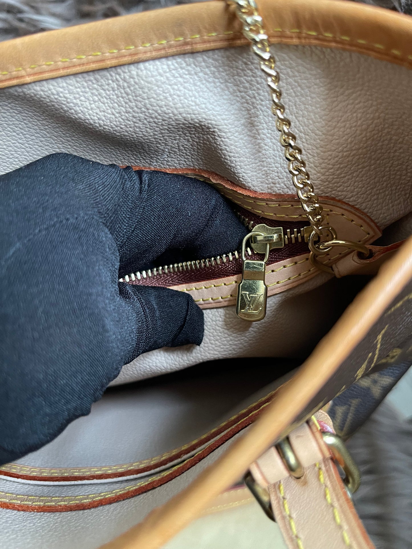 Preloved Louis Vuitton Petit Bucket Bag w/pouch