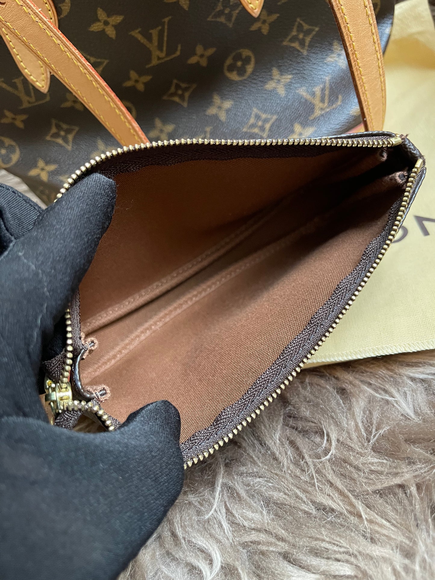 Preloved Louis Vuitton Petit Bucket Bag w/pouch