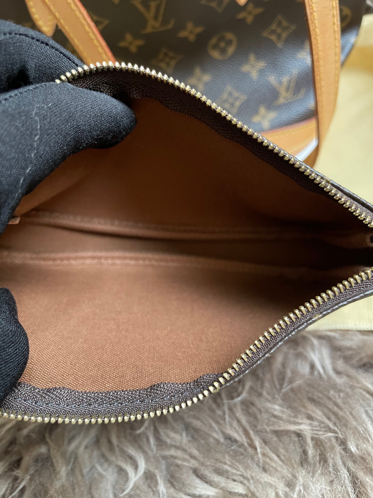 Preloved Louis Vuitton Petit Bucket Bag w/pouch