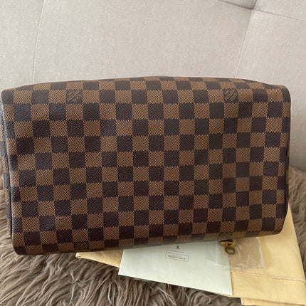 Preloved Authentic Louis Vuitton Speedy 30 handbag in the classic Damier Ebene