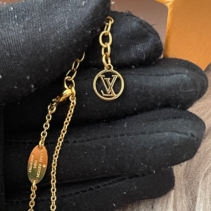 Preloved Authentic Essential V Necklace