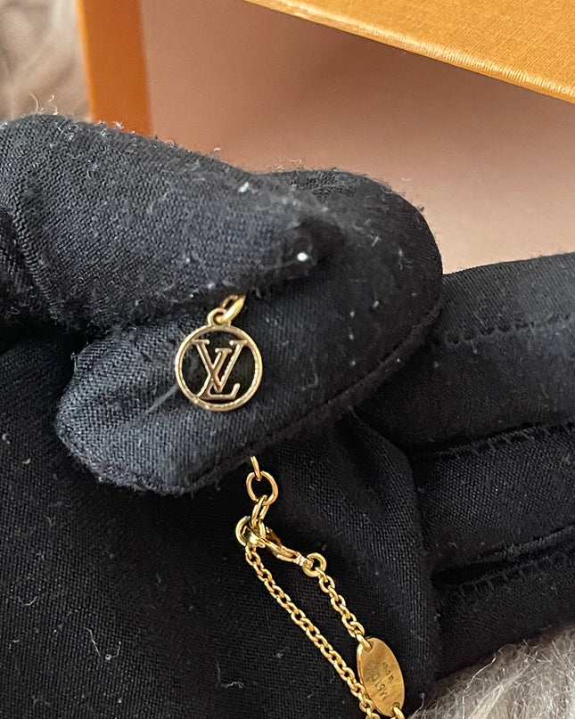 Preloved Authentic Essential V Necklace