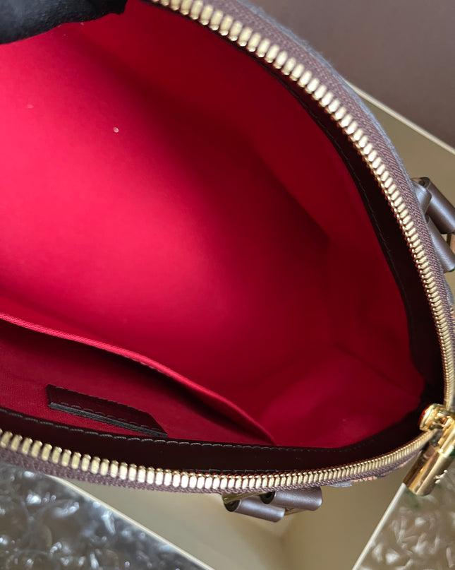 Preloved Louis Vuitton Pre-Owned
2012 Verona PM shoulder bag w/provided strap