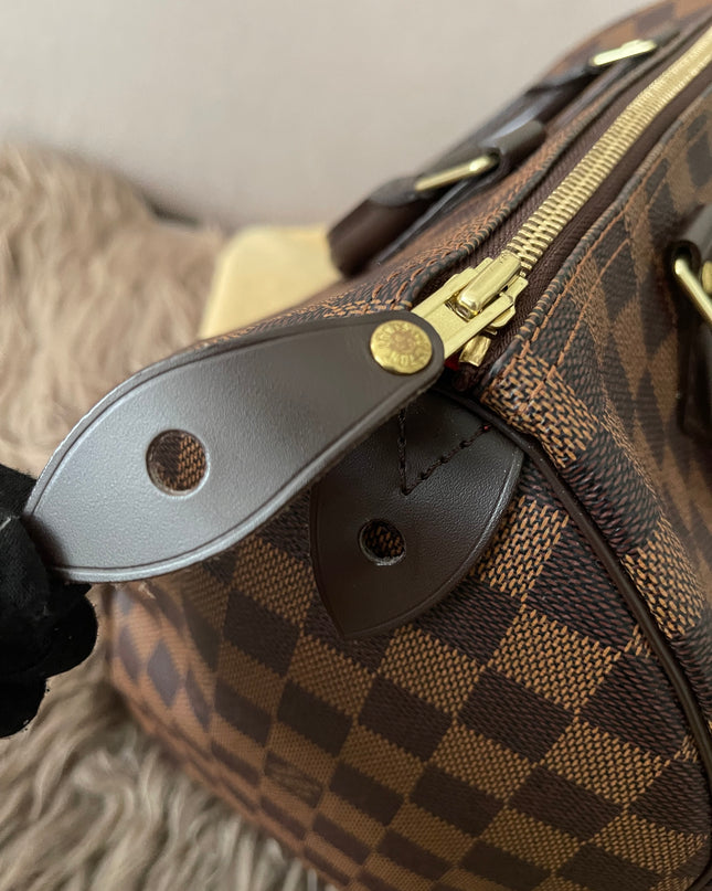 Preloved Authentic Louis Vuitton Speedy 30 handbag in the classic Damier Ebene