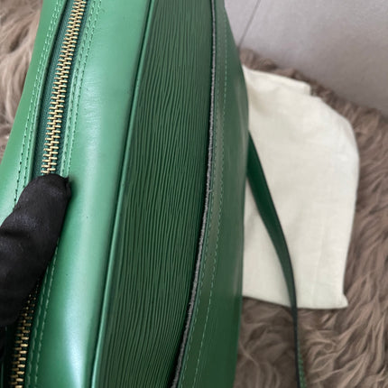 Preloved Authentic  Louis Vuitton Epi Trocadero 27