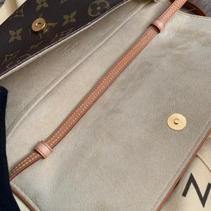 Louis Vuitton
2001 Pochette Twin GM crossbody bag