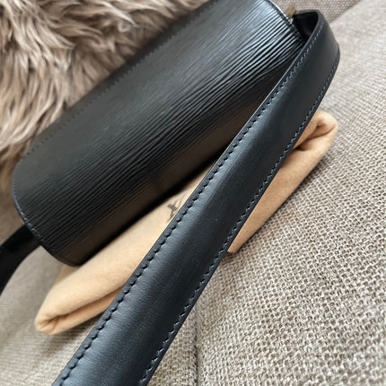 Preloved Authentic Louis Vuitton Epi Buci Crossbody Bag