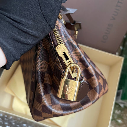 Preloved Louis Vuitton Pre-Owned
2012 Verona PM shoulder bag w/provided strap