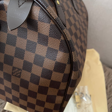 Preloved Authentic Louis Vuitton Speedy 30 handbag in the classic Damier Ebene