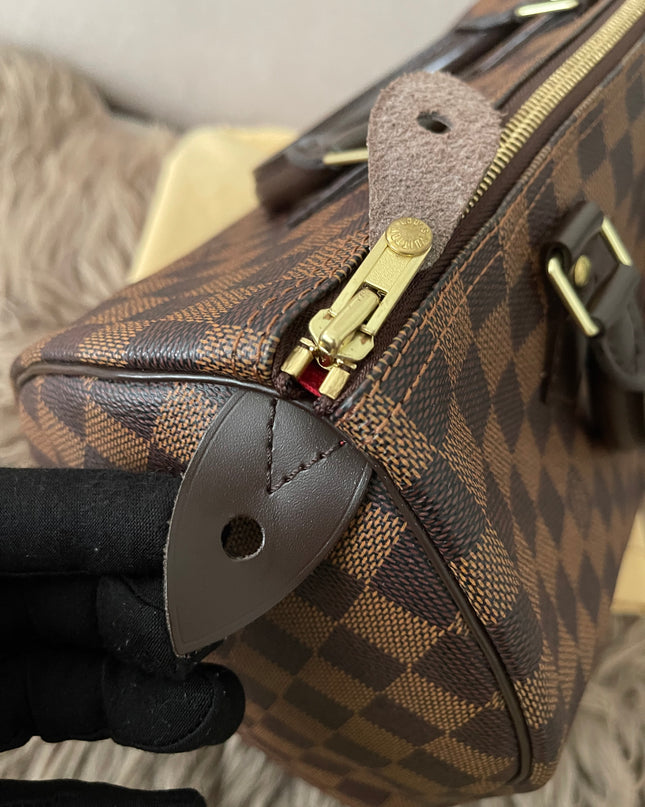Preloved Authentic Louis Vuitton Speedy 30 handbag in the classic Damier Ebene
