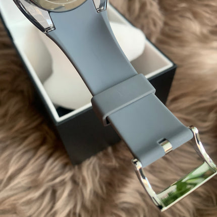 Gucci
Sync Grey Dial and Grey Rubber Strap Unisex Watch 137.1