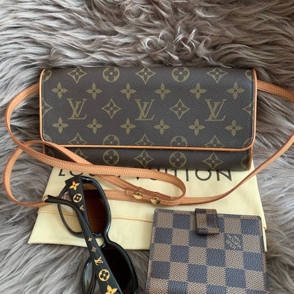 Louis Vuitton
2001 Pochette Twin GM crossbody bag