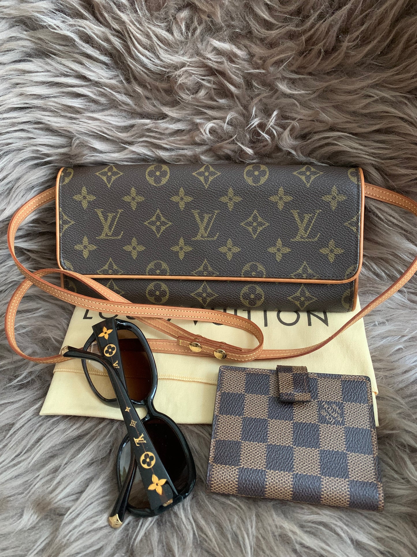 Louis Vuitton
2001 Pochette Twin GM crossbody bag