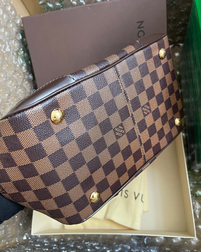 Preloved Louis Vuitton Pre-Owned
2012 Verona PM shoulder bag w/provided strap
