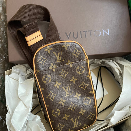 Preloved Louis Vuitton Pre-Owned
2004 Pochette Gange belt bag