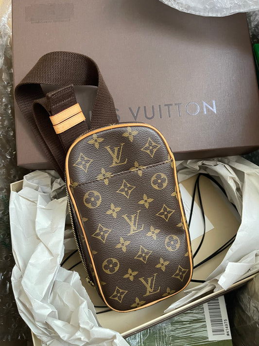 Preloved Louis Vuitton Pre-Owned
2004 Pochette Gange belt bag