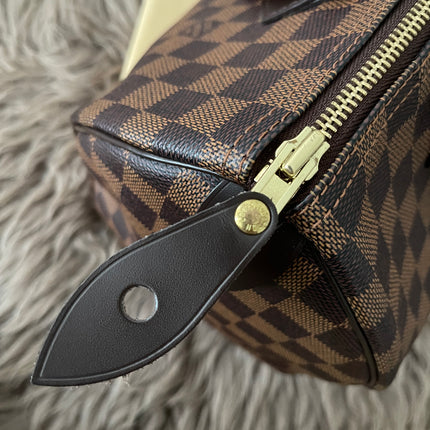 Preloved Authentic Louis Vuitton Speedy 30 handbag in the classic Damier Ebene