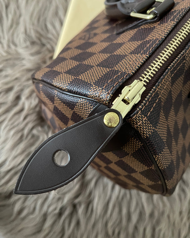 Preloved Authentic Louis Vuitton Speedy 30 handbag in the classic Damier Ebene