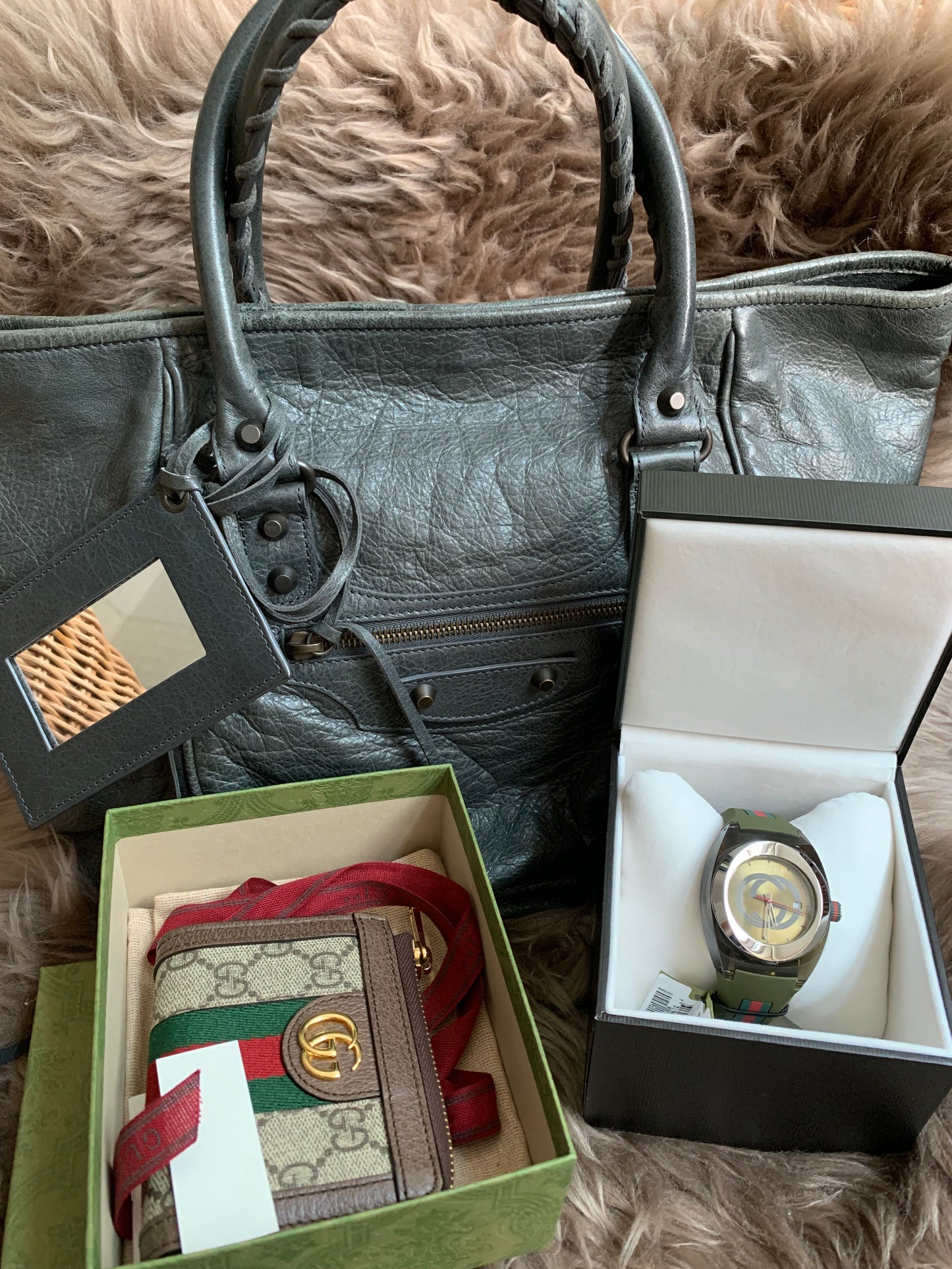 Gucci Sync Green Dial and Grey Rubber Strap Unisex Watch 137.1