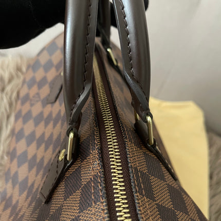 Preloved Authentic Louis Vuitton Speedy 30 handbag in the classic Damier Ebene
