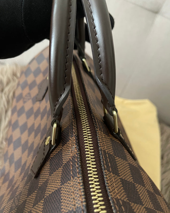 Preloved Authentic Louis Vuitton Speedy 30 handbag in the classic Damier Ebene