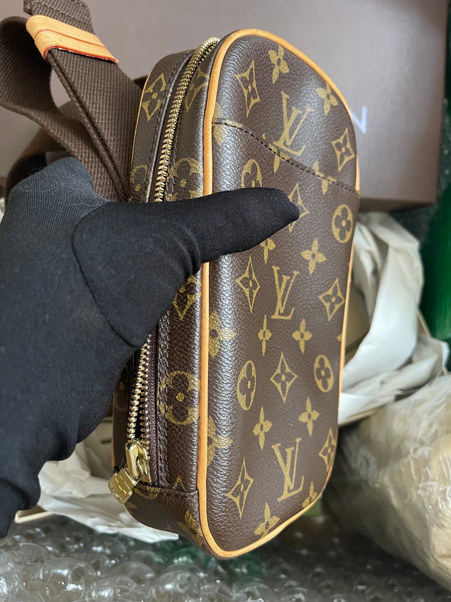 Preloved Louis Vuitton Pre-Owned
2004 Pochette Gange belt bag