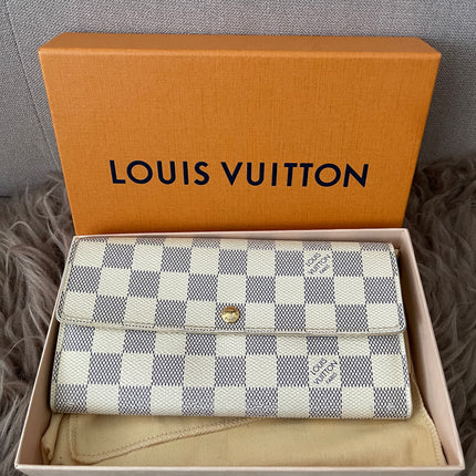 Preloved Authentic Rank B- Louis Vuitton Sarah wallet in the Damier Azur