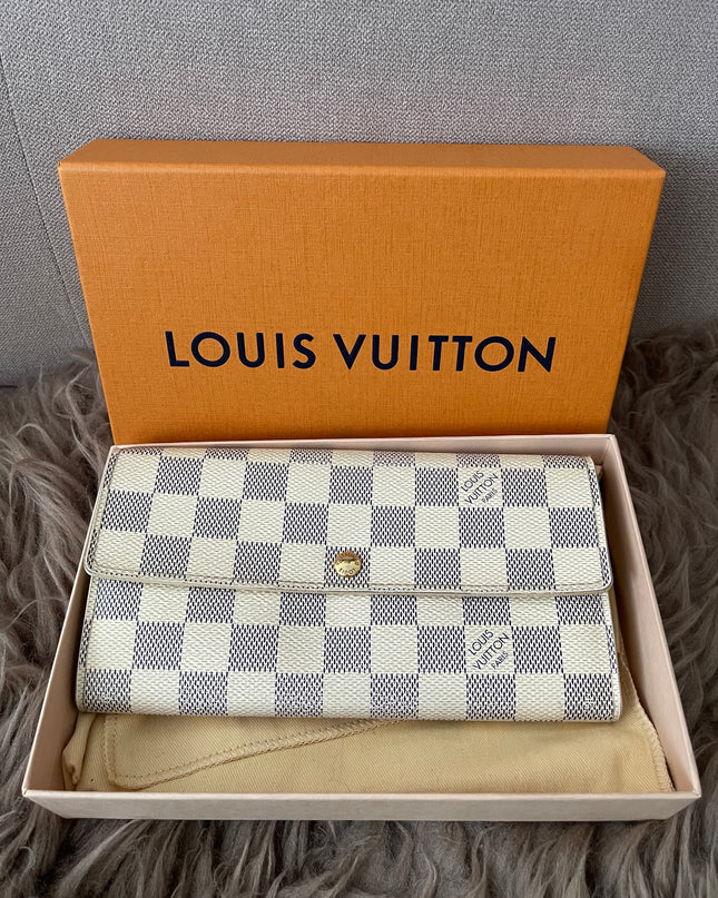 Preloved Authentic Rank B- Louis Vuitton Sarah wallet in the Damier Azur