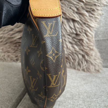 Preloved Authentic Louis Vuitton Croissant MM