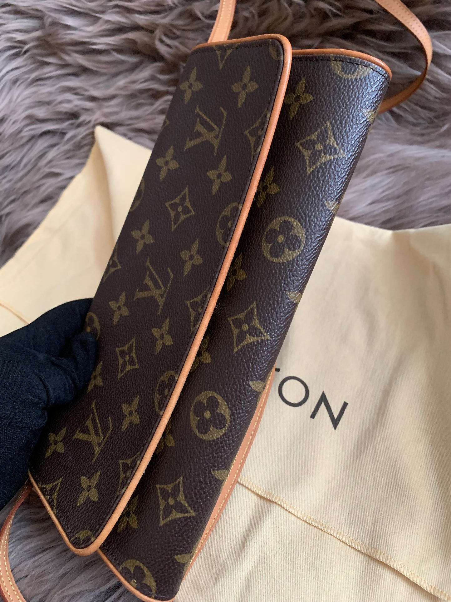 Louis Vuitton
2001 Pochette Twin GM crossbody bag