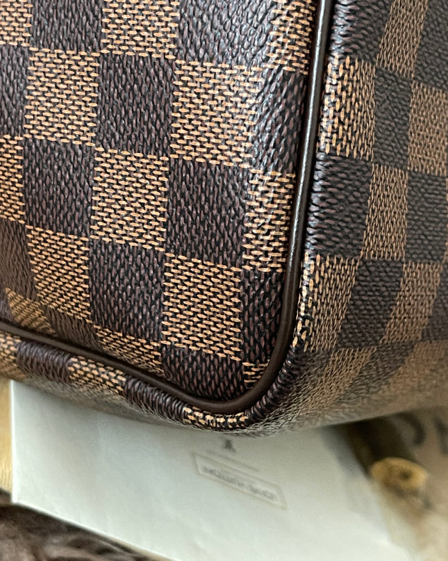 Preloved Authentic Louis Vuitton Speedy 30 handbag in the classic Damier Ebene