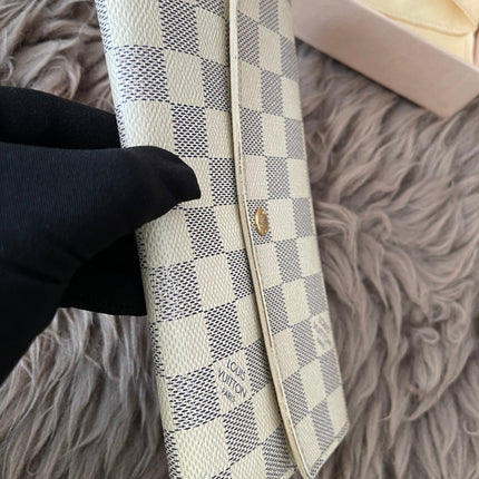 Preloved Authentic Rank B- Louis Vuitton Sarah wallet in the Damier Azur