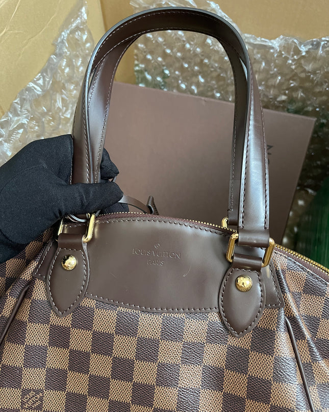 Preloved Louis Vuitton Pre-Owned
2012 Verona PM shoulder bag w/provided strap