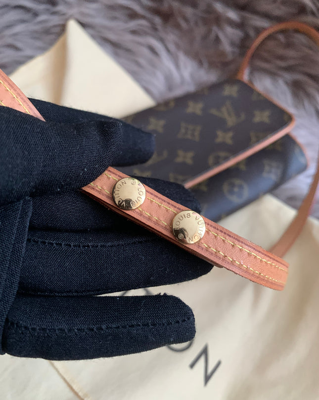Louis Vuitton
2001 Pochette Twin GM crossbody bag